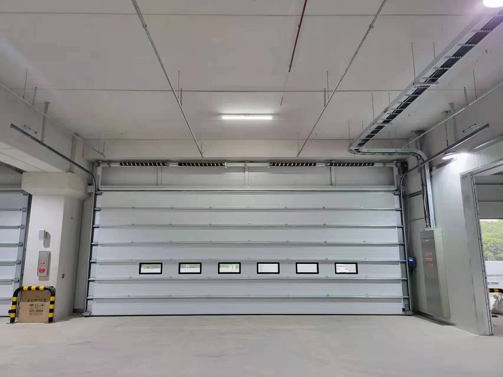 De ce poate o ușă secțională să rezolve mai mult decât probleme de acces?