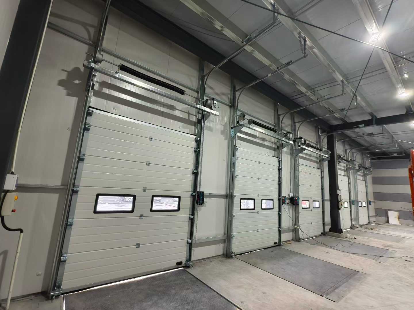 Livrare uși secționale industriale și nivelatoare de andocare pentru proiecte de depozit